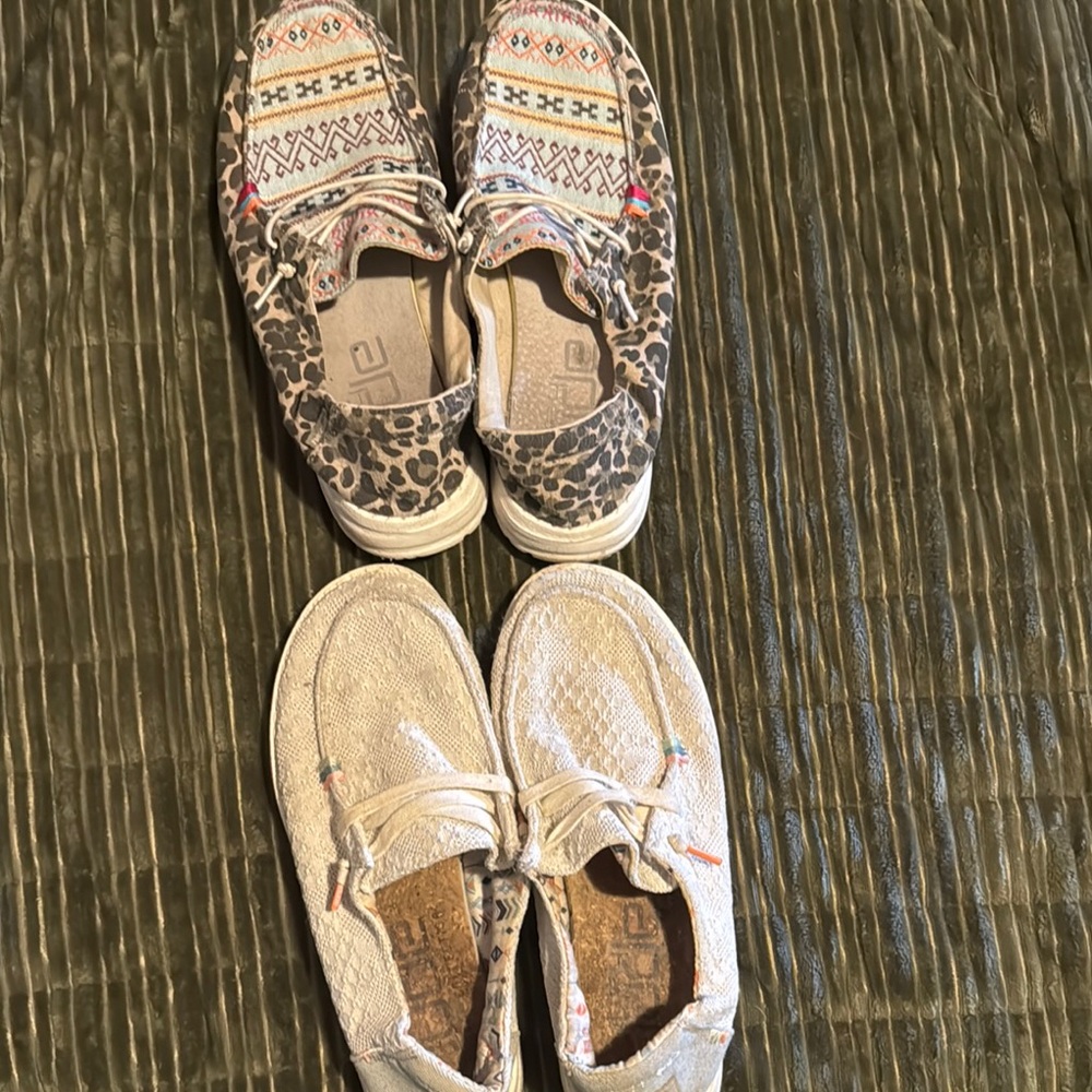 Trendy Slip-On Shoes with Patterned Design hey dude bundle size 7